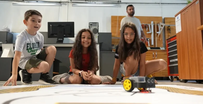 İzmirli çocuklar robotik dünyayla tanıştı