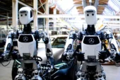 Mercedes robot çalışanları kullanıma aldı