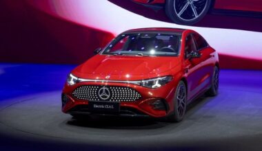 Mercedes uygun fiyatlı makam aracını tanıttı Mercedes uygun fiyatlı makam aracını tanıttı