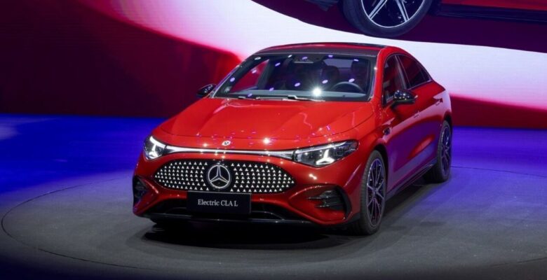 Mercedes uygun fiyatlı makam aracını tanıttı