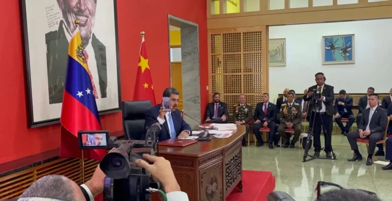 Venezuela Başkanı Maduro, Huawei telefonu övdü