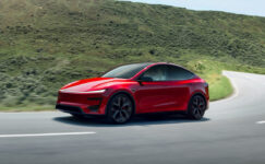 Tesla’nın üzerine uçak iniyordu!