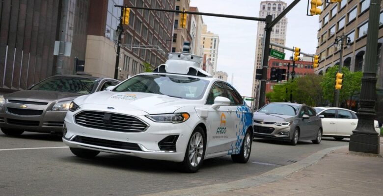 Otonom taksi yarışı kızıştı