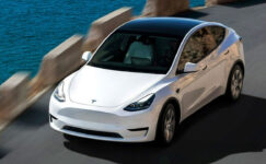 Tesla Apple CarPlay için düğmeye bastı