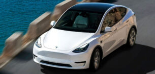 Tesla Apple CarPlay için düğmeye bastı