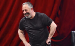 Cem Yılmaz’ın son gösterisi yılbaşında Netflix’te!