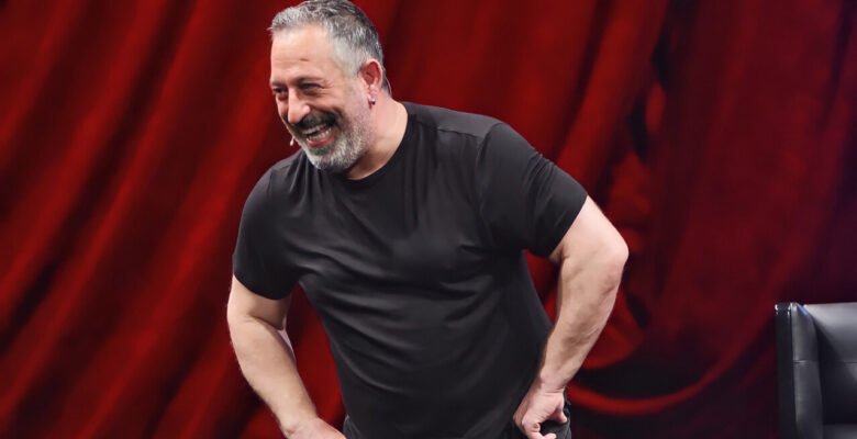 Cem Yılmaz’ın son gösterisi yılbaşında Netflix’te!