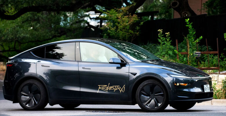 Şoförsüz Tesla Robotaxi yollarda görüntülendi!