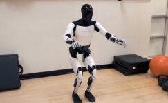 Tesla Optimus Robotu Sahneden Düştü