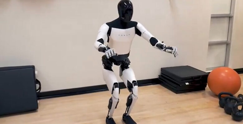 Tesla Optimus Robotu Sahneden Düştü