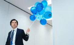 Apple Sevilen Diziyi Satın Aldı!