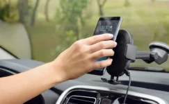 Araç Ön Camına Telefon Tutucu Takmanın Cezası Belli Oldu!