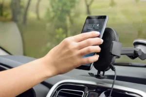 Araç Ön Camına Telefon Tutucu Takmanın Cezası Belli Oldu!