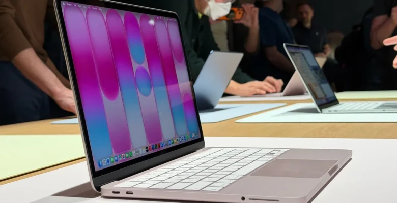 MacBook Neo Satışları Rekor Kırıyor: Stok Yok!