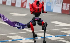 Pekin’de İnsansı Robotlar Yarıştı: Honor’dan Büyük Başarı!