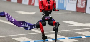 Pekin’de İnsansı Robotlar Yarıştı: Honor’dan Büyük Başarı!