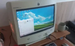 Dışı CRT Monitör İçi Oyuncu Bilgisayarı: Cyberpunk Açıyor