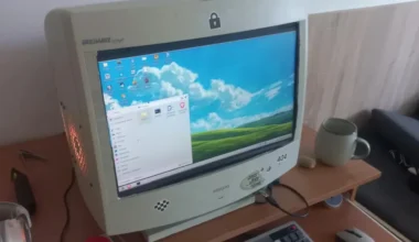 Dışı CRT Monitör İçi Oyuncu Bilgisayarı: Cyberpunk Açıyor