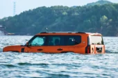 Hem Suda Yüzen Hem Kara Giden SUV