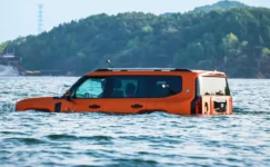 Hem Suda Yüzen Hem Kara Giden SUV