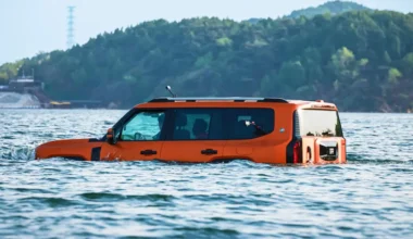 Hem Suda Yüzen Hem Kara Giden SUV