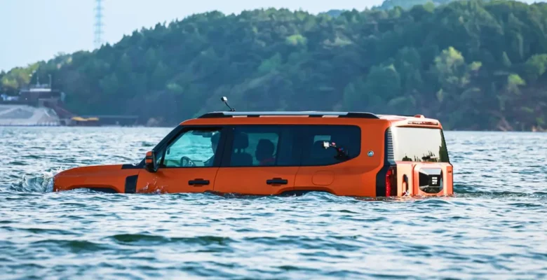 Hem Suda Yüzen Hem Kara Giden SUV