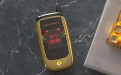 Commodore Kapaklı Telefonu ile Geri Dönüyor