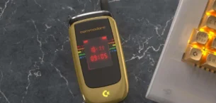 Commodore Kapaklı Telefonu ile Geri Dönüyor