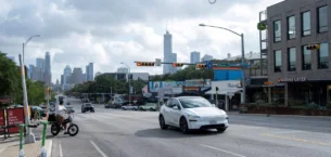 Tesla’nın Sürücüsüz Robotaksi Hizmeti Yaygınlaşıyor