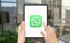 WhatsApp iPad Uygulamasına Şeffaf Liquid Glass Tasarımı Geliyor