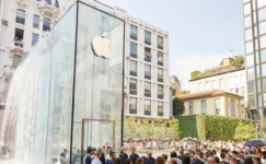 Apple’ın iPhone Reklamı Tartışma Yarattı: Elektronik Bakıcılık İddiası