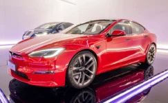 Tesla, Far Parlaklığı Nedeniyle 20 Binden Fazla Aracı Geri Çağırıyor