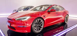 Tesla, Far Parlaklığı Nedeniyle 20 Binden Fazla Aracı Geri Çağırıyor