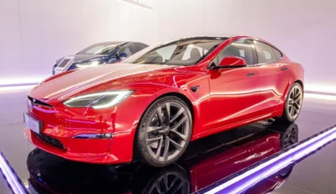 Tesla, Far Parlaklığı Nedeniyle 20 Binden Fazla Aracı Geri Çağırıyor