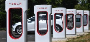 Tesla, İzmir Bornova’ya Yeni Supercharger İstasyonu Kuruyor