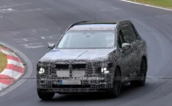 Yeni BMW X7 Casus Kameralara Yakalandı: V8 Motoru Koruyor