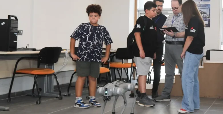 Ortaokul ve lise öğrencileri BTÜ’de robotlarla tanıştı