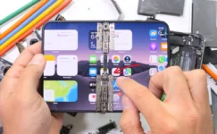 iPhone Duo Ekran Sorunu: Menteşedeki Küçük Parça Suçlu Olabilir
