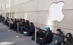 iPhone Duo’ya Yoğun İlgi: Mağaza Önlerinde Uzun Kuyruklar Oluştu