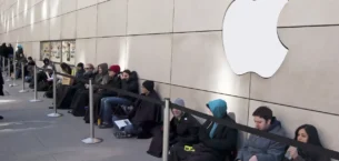 iPhone Duo’ya Yoğun İlgi: Mağaza Önlerinde Uzun Kuyruklar Oluştu