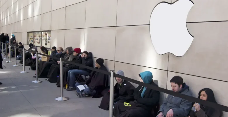 iPhone Duo’ya Yoğun İlgi: Mağaza Önlerinde Uzun Kuyruklar Oluştu