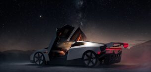 Tesla uçan arabayı tanıttı: Yeni Tesla Roadster havalanıp takla atıyor!