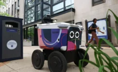 Teslimat Robotunun Yolunu Kesen Kadına Gözaltı: İnsanların Hakkını Savunmak İstemiş